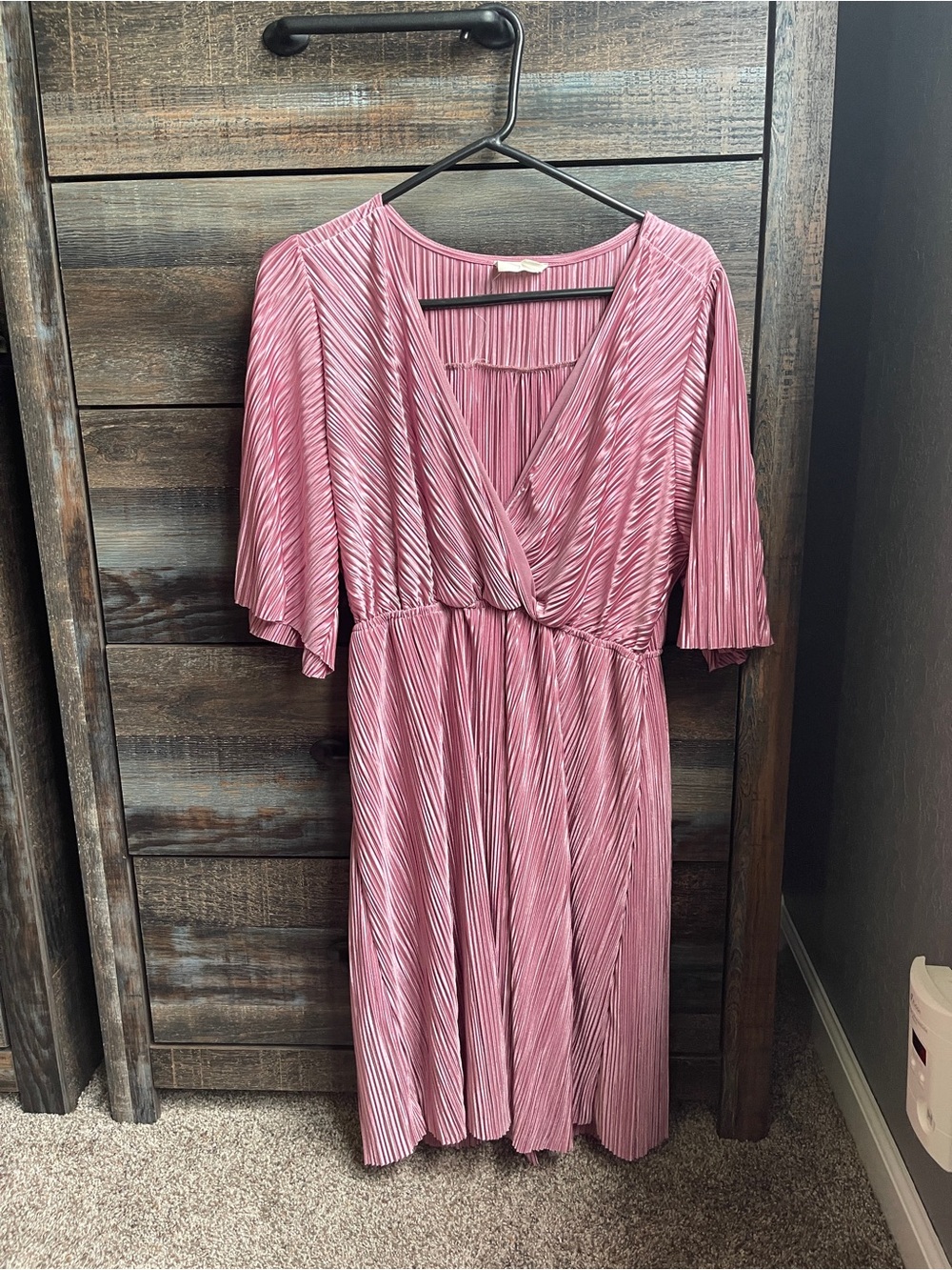 Pleated Dusty Rose Midi Dress with V-Neck and Short Sleeves